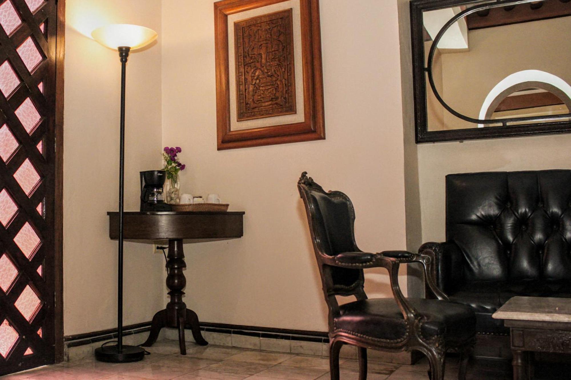 Casa Del Balam Меріда Екстер'єр фото A floor-standing lamp